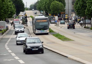 Bilarna har fått ge plats för bussen. För att hålla busskörfälten rena från bilarna är bussarnas körbana i betong och upphöjd över den övriga trafiken. Foto: Ulo Maasing.