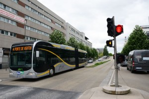 Bussarna har alltid fri väg. När en buss närmar sig en korsning tänds automatiskt rödljus som hindrar korsande och svängande biltrafik. Foto: Ulo Maasing.
