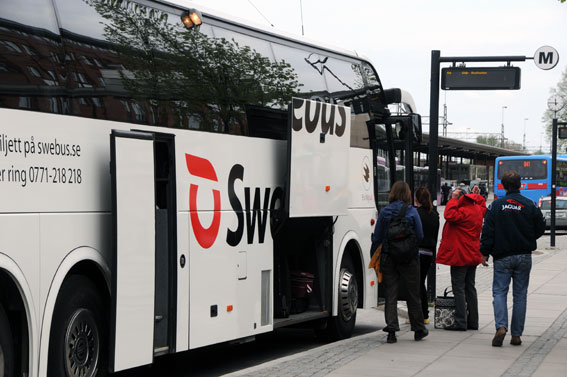 En av Swebus´ expressbussar vid Örebro C. Trafiken via Örebro berörs delvis av Swebus´ samarbete med Tågab. Foto: Ulo Maasing.