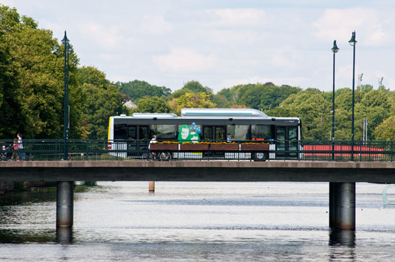 När Skånetrafiken minskar tågtrafiken i Skåne blir det dyrare att ta bussen i Halmstad. Foto: Thobias Ligneman, Arriva.
