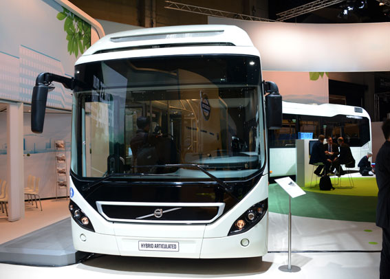 Volvo räknar med att fortsätta att stärka sin ställning på den globala hybridbussmarknaden, bland annat genom sin hybridledbuss som man visade nyligen på Busworld i Kortrijk. Foto: Ulo Maasing.