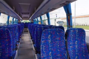 Inredningen är enklare än på turistbussar med bland annat öppna hatthyllor. Foto: Scania.