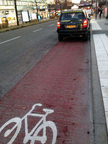 Utanför Centralen i Stockholm har cykelkörfältet förvandlats till taxistation där så kallade friåkare med skyhöga taxor väntar på kunder. Samtidigt som de blockerar cykelbanan slipper de betala angöringsavgift som de stora bolagen. Foto: Ulo Maasing.
