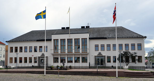 Stadshuset i Borgholm. Borgholms kommun har nu ändrat sig och låter Tomas Buss fortsätta köra skolskjutsarna i kommunen. Foto: Boatbuilder/Wikimedia Commons.