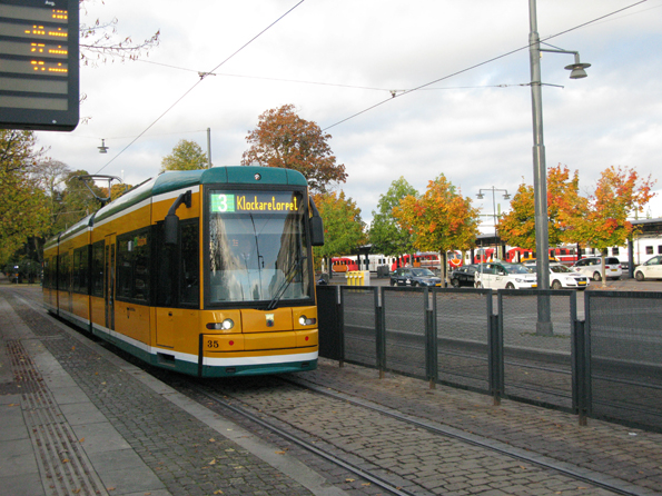 Extrakostnaden för de två spårvägslinjerna i Norrköping är 90 miljoner om året, jämfört med om trafiken hade körts med buss. Foto: ÖstgötaTrafiken.