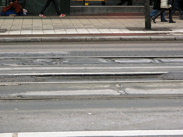 Spåväg sliter inte på gatunätet som bussar gör, menar Norrköpings tekniske chef. I Stockholm, varifrån bilden är hämtad, finns dock ett stort slitage även på gatunätet. Foto: Ulo Maasing.