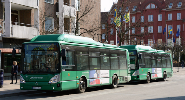 Gasdrivna stadsbussar i Hässleholm. Nu ska Skånetrafiken utreda möjligheterna till eldrivna bussar i en mindre stad i Skåne. Foto: Ulo Maasing.