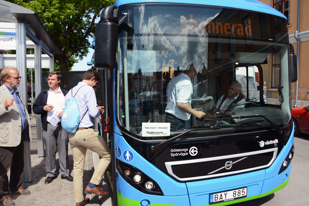 Redan förra sommaren förstärkte Flybussarna sin trafik mellan Visby Airport och Visby med en laddhybridbuss. I år blir den maskerad till "riktig" flygbuss. Foto: Ulo Maasing.