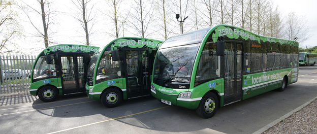 Förenade Buss i Värmland har beställt tre batteridrivna Optare Solo för trafik i Karlstad. Till skillnad från bussarna ovan som går i trafik i Nottingham får Karlstadsbussarna vänsterstyrning och både fram- och mittdörr på höger sida. Foto: Optare.