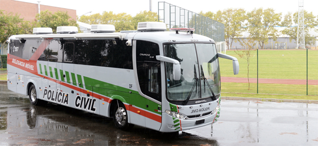 Brasiliansk polis har inför Fotbolls-VM tagit emot tolv nya, rullande polisstationer byggda på Volvochassier. Foto: Volvo Brasilien.