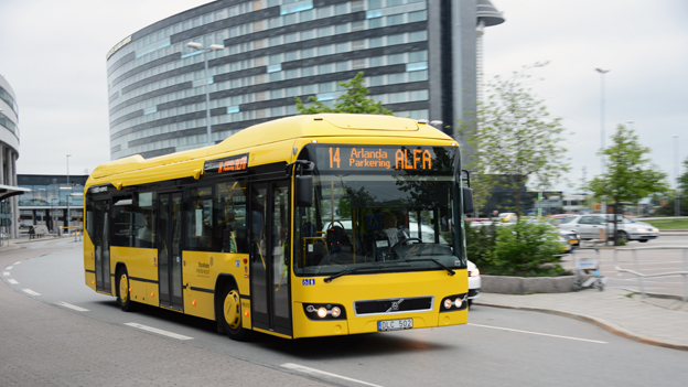 Det statliga flygplatsbolaget Swedavia är minst bland de offentligt ägda bussföretagen. Här är en av Swedavias hybridbussar på Arlanda. Foto: Ulo MAasing.