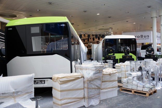 Endast bakpartiet på Solaris nya Urbinonvar synligt bland inredningsmaterial ochm skynken på tisdagsmorgongen. Foto: Ulo Maasing.