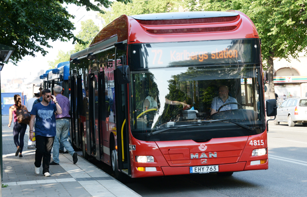 Massor av nya bussar på Stockholms gator är det som hittills märks av att Keolis i vintras vann upphandlingen av trafiken i Stockholms innerstad. Hur det blir med det nya linjenätet är däremot höljt i dunkel. Foto: Ulo Maasing.
