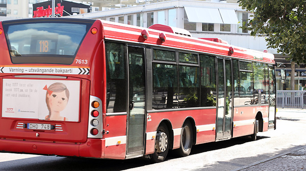 Ett nytt kamerasystem ska minska olycksrisk och skador med utsvängande bakparti på boggibussar. Foto: KGK.