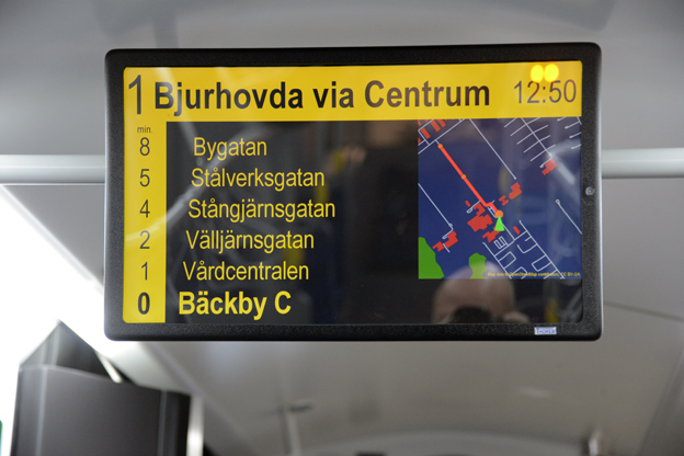 Tydliga infoskärmar finns också i VL:s nya stadsbussar – något som SL och Keolis inte har ansett resenärerna med de nya vanliga, röda, innerstadsbussarna vara värda. Foto: Ulo Maasing.