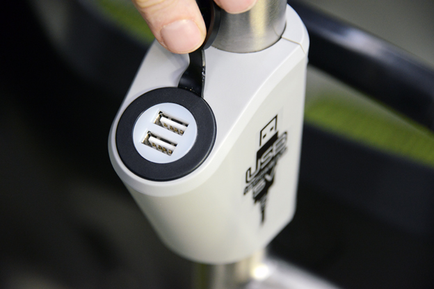 Förutom eldriften har Solaris elbuss till Västerås flera fiffiga och praktiska detaljer som USB-kontakter för passagerare. Foto: Ulo Maasing.