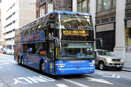 Stagecoachägda företag som Megabus.com och Coach USA är stora Van Hoolkunder i USA. Här är en av megabus.coms expressbussar i New York. Foto: Ulo MAasing.