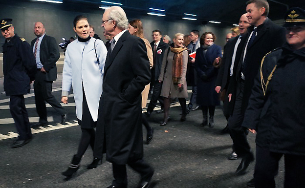 Kung Carl XVI Gustaf och kronprinsessan Victoria invigde Norra Länken på söndagen.