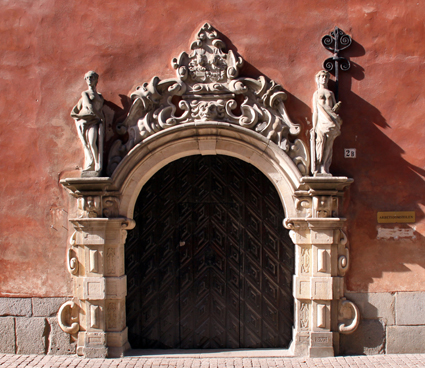 Arbetsdomstolens huvudentré. Foto: Albabos/Wikimedia Commons.