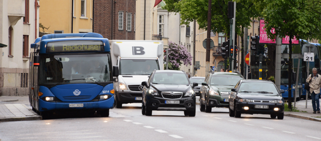 Det är dags att utreda om fyrans buss i Stockholm ska omvandlas till BRT, menar Bertil Moldén, Bil Sweden och Peter Jeppsson, Sveriges Bussföretag. Foto: Ulo Maasing.