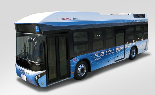 Här kommer bussen som är ett nödkraftverk. Foto: Toyota.