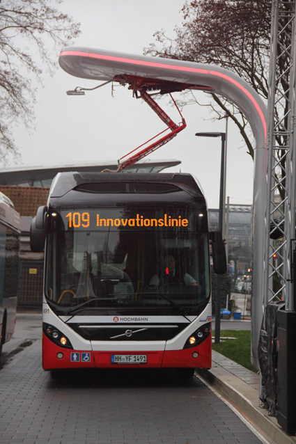 Volvo Bussar och Siemens inleder ett globalt samarbete om elbussar. Volvos nya Electric Hybrid rullar redan i Hamburg och laddas vid ändhållplatserna med utrustning från Siemens. Foto: Volvo Bussar.