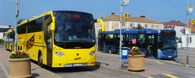 Busstationen i Oskarshamn. Busspendlarna mellan Oskarshamn och Kalmar ärmycket nöjda med sina bussresor. Foto: Västgöten/Wikimedia Commons.