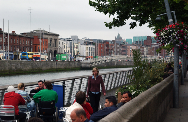 Dublin planerar tuffa restriktioner för biltrafik i centrum. Floden Liffeys stränder ska bli strandpromenader. Foto: Ulo Maasing.
