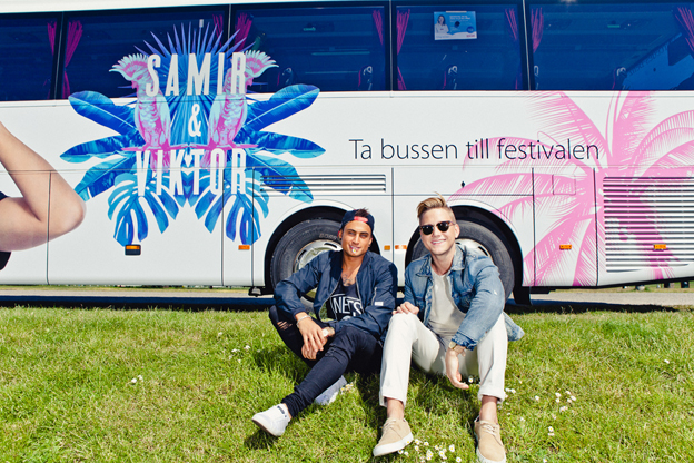 Samir & Viktor, som deltog med låten Groupie i Melodifestivalen, har designat en av Swebus´ bussar. Foto: Swebus.