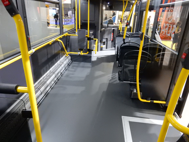 Mellan förarplatsen och det första dörrparet i främre delen av bussen finns en stor plats för rullstolar, barnvagnar osv. Foto: Ulo Maasing.