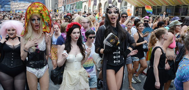 Buss- och reseföretag engagerar sig i flera fester under Stockholm Pride. Foto: Ulo Maasing.