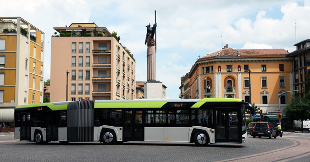 Nya Solaris Urtbino 18 rullar genom centrum i den italienska staden Pavia. Foto: Ulo Maasing.