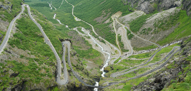 Trollstigen i Norge – för kurvig för svensk turistbuss. Foto: Blue Elf/Wikimedia Commons.