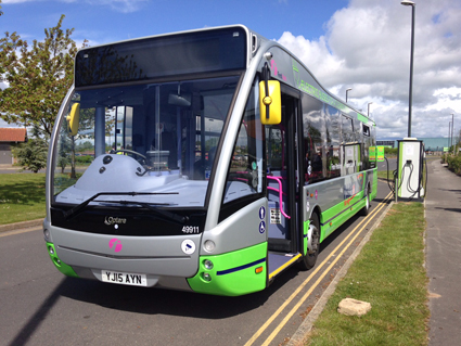En av First Groups Optare elbussar "tankas" vid en ändhållplats i staden York. Foto: Optare.