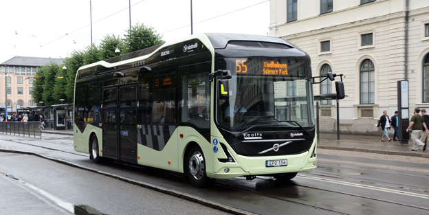 En elbuss på linje 55 i Göteborg. Regeringen satsar de närmaste åren 150 miljoner kronor på att öka investeringarna i elbussar. Foto: Ulo Maasing.