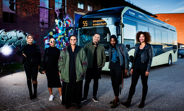 Seinabo Sey är en av artisterna i “Silent Bus Sessions”, där musikvideor spelades in ombord på Volvos elbussar i Göteborg inför ovetande passagerare.