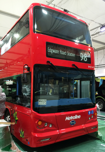 Kinesiska BYD uppges planera en fabrik i Europa. Idag har man ett samarbete med brittiska Alexander Dennis. På Busworld visas nu den batteridrivna dubbeldäckare som de båda företagen har tagit fram som testbuss för London. Foto: Ulo Maasing.