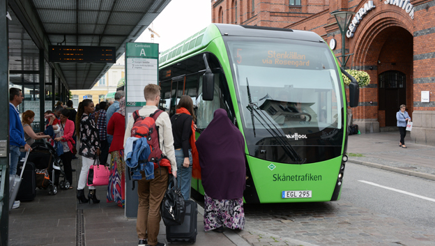 Resenärerna strömmar till stadsbussarna i Malmö. Foto: Ulo Maasing.