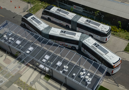 Den 28 meter långa bussen kan bokstavligt talat slingra sig fram. Foto: Scania,