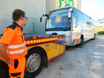 För långt. Bärgningsbil och boggibuss blir ett otillåtet långt ekipage som kräver dispens från polisen och polisnärvaro vid bärgning. Bilden från en visning för politiker i Almedalen i somras. Foto: Ulo Maasing.