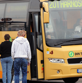 Genom sitt system för klimatkompensation har landstinget i Västernorrland styrt över många tjänsteresor från bil och flyg till buss och tåg. Foto: Ulo Maasing.