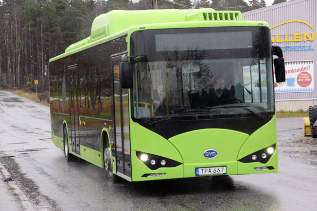 Tätortstrafiken i Ängelholm kommer från slutet av januari att domineras av elbussar från BYD. Den här bussen sätts dock i trafik i Eskilstuna redan i slutet av denna vecka. Foto: Ulo Maasing.
