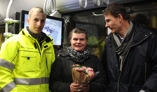 Keolis uppvaktade sin första passagerare i Karlstad, Ulrika, med blommor på söndagen. Från vbänster: Stefan Gustavsson, affärsområdeschef Sverige, Ulrika Keolis första resenär, Magnus Åkerhielm, vd Keolis. Foto: Keolis.