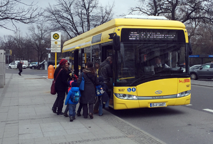 En induktivt laddad elbuss från Solaris i trafik i Berlin. Foto: Ulo Maasing.