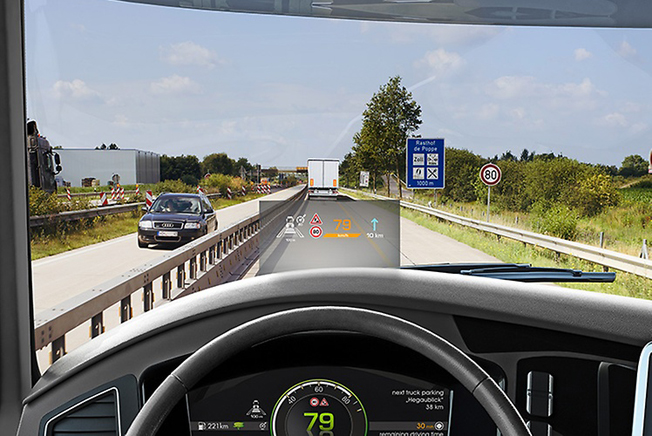 Continentals Hed-up-display ger bussföraren information utan att föraren behöver vända bort blicken från trafiken. Bild: Continental.