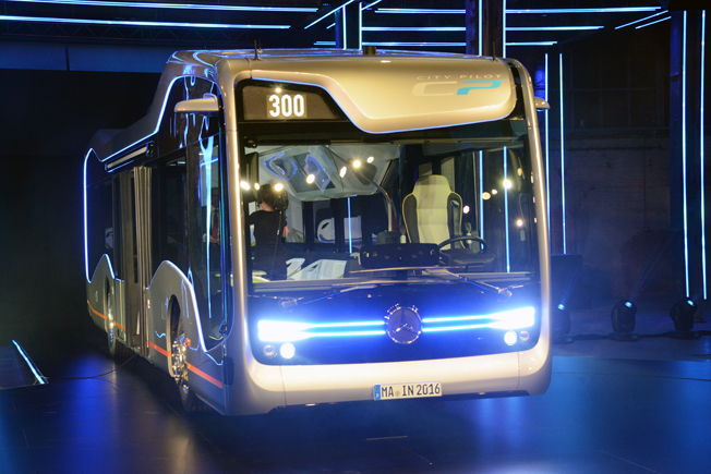Här kommer Mercedes-Benz framtidsbuss som kan köra sig själv. Bussen premiärvisades på måndagen i Amsterdam. Foto: Ulo Maasing.