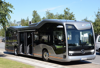 Framtidsbussen har dubbla mittdörrar för av- och påstigning. Foto: Ulo Maasing.