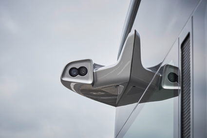 Ett stort antal kameror och radarsensorer skapar en bild av bussens position och vad som finns i omgivningen. Med hjälp av den informationen kan bussen köras automatiskt med centimeterprecision. Foto: Daimler Buses.