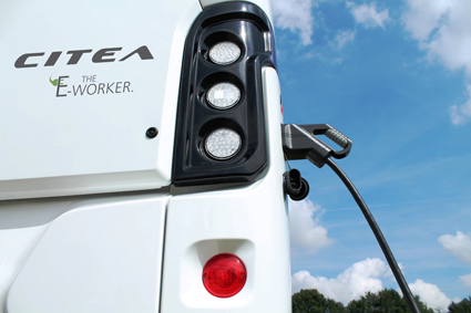 Sladd istället för slang. Nu introducerar VDL en 9,9-meters helt elektrisk version av sin låggolvsbuss Citea. Foto: VDL.