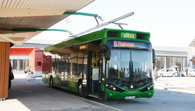 En elbuss från Hybricon på laddstationen vid Umeå flygplats. Foto: Ulo Maasing.
